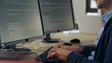 Kapanış müteahhitinin elleri ofiste kodlanıyor. Dijital proje yaratmaya odaklanmış bir adam programlama yazılımı. Bilgisayar yazma veritabanı komutu yazan profesyonel mühendis. Girişimci serbest yazar konsepti
