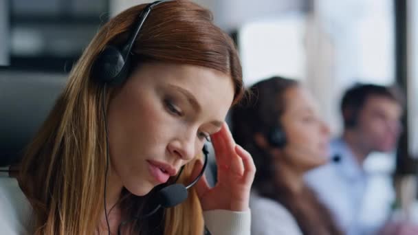 紧张电话推销助理说话耳机特写 在呼叫中心与客户咨询的女人很生气 愤怒的客户服务代理在求助热线上给出指示 累了的工作雇员 — 图库视频影像