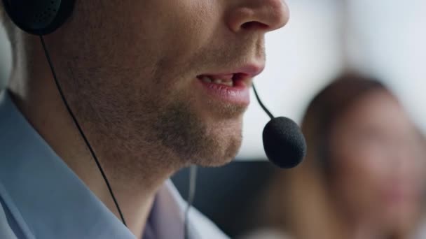 Operator Mund Sprechendes Mikrofon Nahaufnahme Call Center Manager Hilft Kunden — Stockvideo
