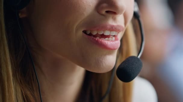 接线员嘴唇说话话筒特写 电话营销代理咨询在数据中心工作的客户 没有得到认可的积极的女经理戴着耳机讲话 有帮助的客户支持对话 — 图库视频影像