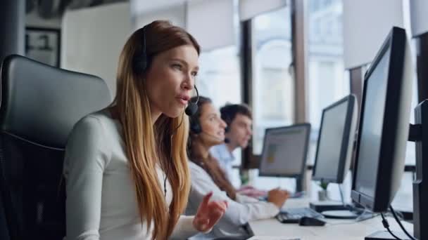 Manajer Penjualan Berkonsultasi Online Headset Hubungi Operator Pusat Berbicara Klien — Stok Video