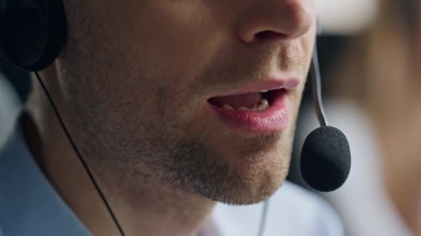Großaufnahme Mund Sprechendes Mikrofon Call Center Vertriebsmitarbeiter Sprechen Beratenden Kunden — Stockvideo