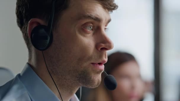 Portrait Callcenter Spezialist Spricht Mikrofon Konzentrierter Mann Der Dem Kunden — Stockvideo