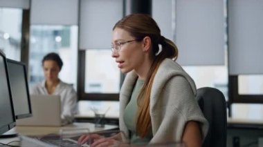 Ofisteki kadın programlama kodu. Terminalde bilgisayar yazıcı veritabanı oluşturan gelişigüzel yazılım geliştirici. Girişimcilik şirketinde profesyonel bir hata çözme sorunu. Siber güvenlik kodlayıcı