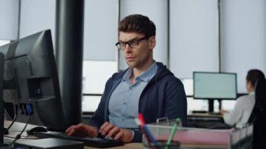 Ofiste bilgisayarı daktilo eden bir adam. Veri merkezinde iki monitör kullanan profesyonel programcı kodu. Odaklanmış siber güvenlik geliştiricisi yazılım optimizasyonu üzerinde çalışıyor. Mühendis kodlayıcı görevi. 