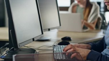 Mühendis elleri bilgisayara yakın çekim yapıyor. Profesyonel yazılım geliştirici kodlama ofiste başlangıç uygulaması oluşturuyor. Javascript kullanarak gözlük programlama odaklı adam. İş süreci konsepti.