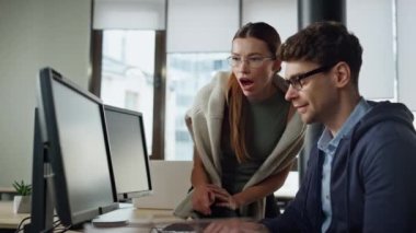 Ekip bilgisayarda projeyi tartışıyor. Kadın danışman muayenehane stajyeri ekranı gösteriyor. Pazarlama meslektaşları başlangıç sorununu analiz ediyorlar. Profesyonel programcılar birlikte plan yapıyor..