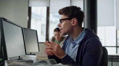Masadaki kodları kontrol eden odaklı programcı. Ofiste daktilo yazarken profesyonel bir sorun çözüyor. Kendine güvenen bin yıllık mühendis ekranda yazılım yaratıyor. Siber güvenlik uzmanı.