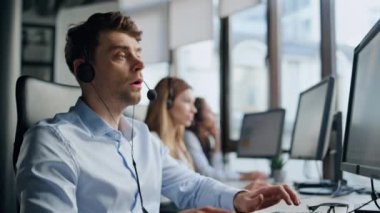 Teknik destek müvekkili ofisinde. Müşteri talebini acil hattında analiz eden düşünceli adam uzmanı. Kendine güvenen ciddi bir ajan operatör kulaklıkla danışmaya yardım ediyor. Öğrencilik kariyeri