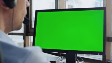 Çağrı merkezi yeşil bilgisayar ekranını kapatın. Servis operatörü kulaklıkla müşteri konuşuyor. Bilinmeyen yönetici profesyonel iş krom anahtar modelleme ekipmanı veri merkezinde. Yardım hattını destekle