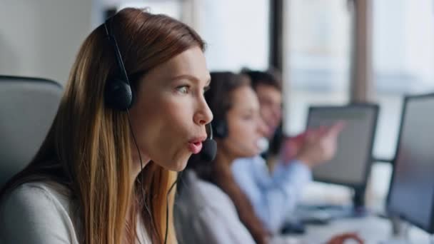 Zbliżenie Inspirowane Operatora Wygląd Pomysł Słuchawkach Radosna Kobieta Rozwiązująca Problem — Wideo stockowe
