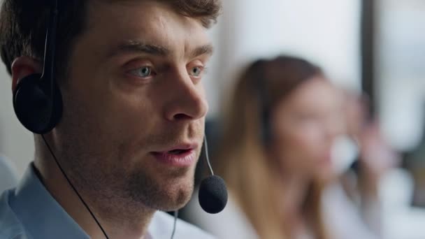 Przyjazny Agent Mówiący Kliencie Zbliżeniu Słuchawkowym Pozytywny Specjalista Pracujący Call — Wideo stockowe