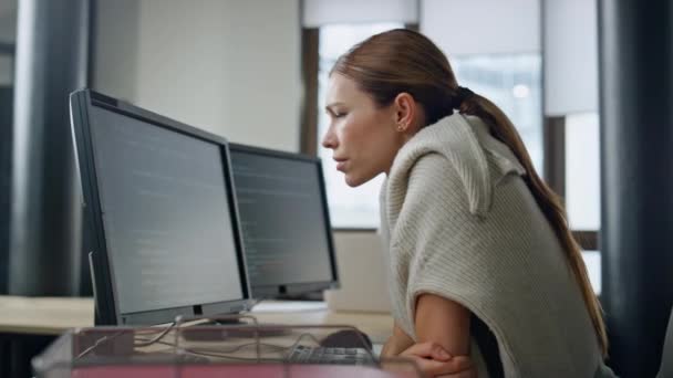 Desarrollador Agotado Trabajando Solo Oficina Mujer Estresada Frotando Cabeza Solución — Vídeos de Stock
