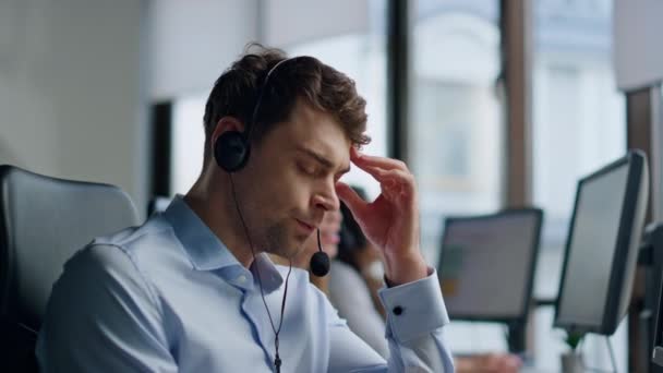 Nervöser Mann Der Callcenter Ein Headset Spricht Gestresste Hilfskräfte Arbeiten — Stockvideo