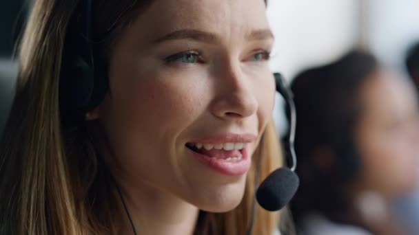 Kvinnlig Specialist Pratar Headset Datacenter Närbild Hjälpsam Försäljningsombud Konsult Kund — Stockvideo