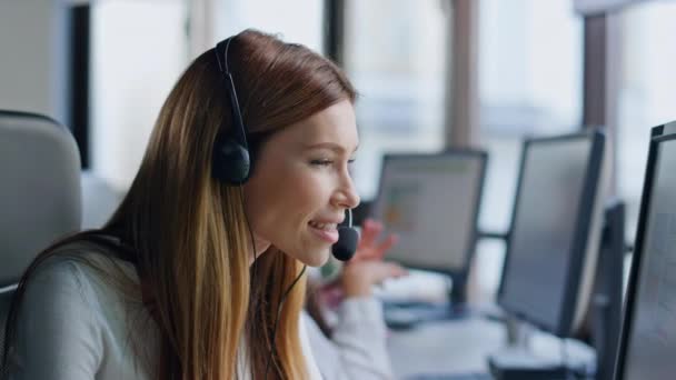 オフィスでコンピュータ画面を探している呼び出し演算子 笑顔のセールスマンマネージャーは コンタクトセンターでクライアントに相談してください 顧客を助ける要求を解決する喜びのテレマーケティングアシスタント ホットラインサービス業務 — ストック動画