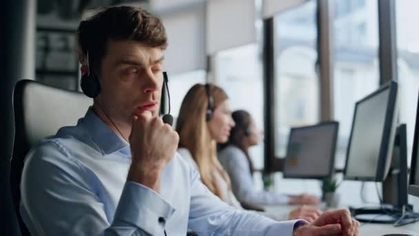 Omtänksam Agent Pratar Headset Med Klient Närbild Professionell Support Agent — Stockvideo