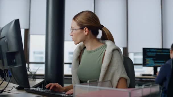 オフィスにコンピュータを入力するソフトウェアマネージャ 動揺した女性開発者は問題テストコードを解決する プログラミングの専門家がシステムの重大なバグをチェックしました 不幸なシニアエンジニアの仕事のスタートアッププロジェクト — ストック動画