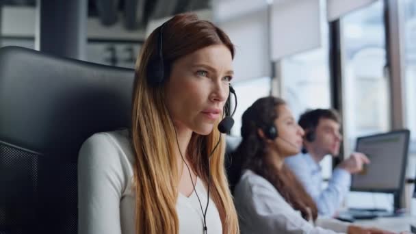Agente Servicio Profesional Habla Cliente Auriculares Mujer Enfocada Escribiendo Computadora — Vídeo de stock