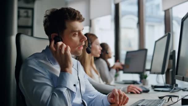 Telefonanbieter Hört Kunde Büro Freundliches Helpline Team Arbeitet Zusammen Konzentrierte — Stockvideo