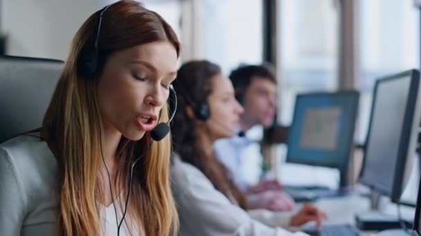 Fone Ouvido Conversa Operador Cansado Fechamento Call Center Agente Serviço — Vídeo de Stock