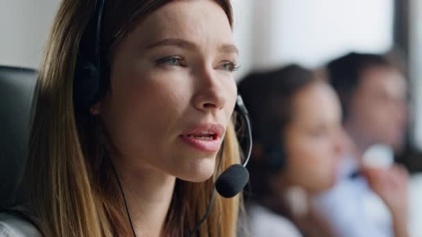 Närbild Vänlig Operatör Samråd Klient Headset Självsäker Kvinnlig Chef Instruktioner — Stockvideo