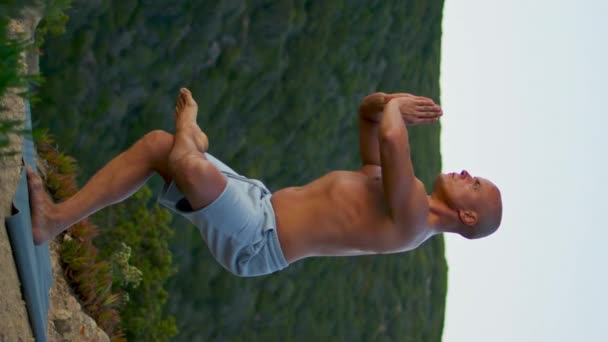 运动员在晚山练习精神瑜珈 适合男人在绿树成荫的地方冥想火车 肌体瑜伽放松专注于健身垫垂直视频 福利概念 — 图库视频影像
