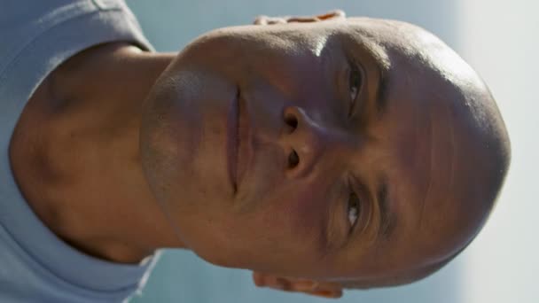 Портрет Расслабленного Человека Видом Океан Улыбающийся Турист Наслаждается Летним Солнцем — стоковое видео