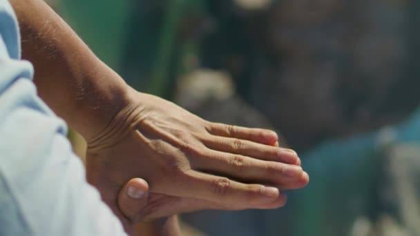 Mãos Homem Meditando Gesto Namaste Close Homem Praticando Ioga Penhasco — Vídeo de Stock