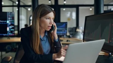 Yatırım yöneticisi ofiste cep telefonundan konuşur. Profesyonel finans analisti. İş kadını. Müşteri danışmanı. Fazla mesai yapan kendine güvenen kripto uzmanı borsayı tartışıyor.