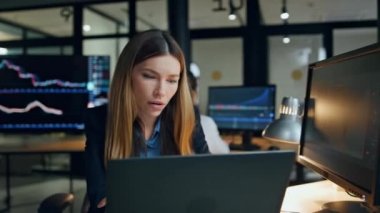 Finansal ofiste çalışan üzgün bir tüccar. Stresli işletme müdürü akşamları satış raporlarını kontrol ediyor. Kripto borsacısı başarısız pazar istatistiklerini analiz ediyor. İş gerilimi göz yorgunluğu.