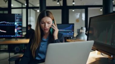 Hisse senedi tüccarı telefon görüşmesini sonlandırıyor. Dalgın kadın akşamları satış stratejisi düşünerek istatistikleri analiz ediyor. Çok bunalmış bir iş kadını son yönetici sorunlu bir çözüm gibi görünüyor. Finans proje lideri