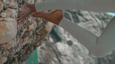 Çekici yogi kızı kayalık Ursa sahilinde dikey olarak Asana ağacı üzerinde pratik yapıyor. Afro-Amerikalı ince kadın iyi duruş için yoga pozu veriyor. Sağlıklı sporcu kadın antrenman dengesi