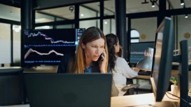 Stresli iş kadını finans şirketine çağrıldığını iddia ediyor. Sinirli tüccar cep telefonuyla konuşuyor. Başarısız anlaşma satış projesi planlama hakkında konuşuyor. Kadın yöneticinin akşam ofisindeki sorunu çözmesi üzücü.