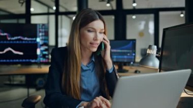 Ofis işkadını bilgisayarda cep telefonundan konuşuyor. Maliye müdürü, müşteriyle borsa yatırım stratejisi planlıyor. Profesyonel proje lideri kadın lamba ışığında çalışıyor. Komisyonculuk işi