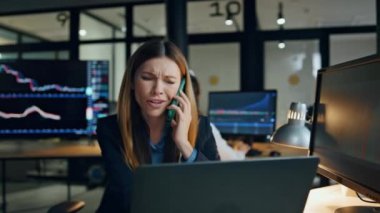 Sinirli iş kadını iş yerinde akıllı telefondan konuşuyor. Gergin borsa simsarları akşam nöbetinde bağırır. Stresli kadın piyasa analistleri, iş sorunları üzerine düşünen başarısız bir haber anlaşması yaptılar..