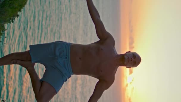 Zen Mand Praktiserer Asana Smukke Solnedgang Havudsigt Serene Muskuløs Yogi – Stock-video