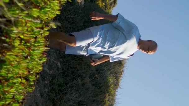Człowiek Chodzący Górską Ścieżką Trzymający Matę Jogi Świetle Słonecznym Sportowiec — Wideo stockowe