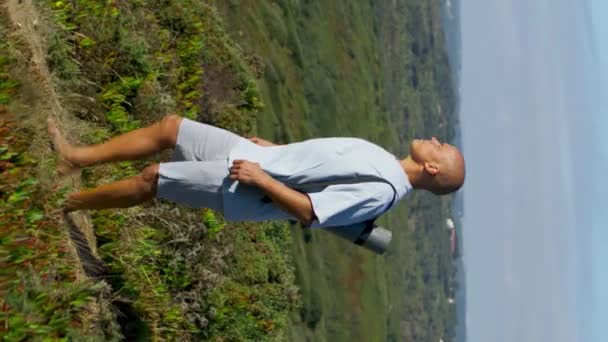 Yogi Going Green Field Ocean View Focused Sportsman Holding Fitness — Stock Video