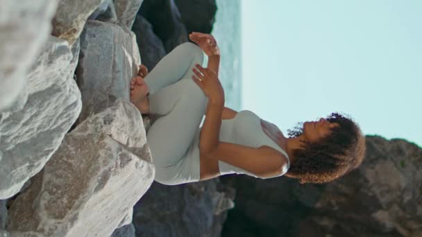 Spokojna Dziewczyna Relaksująca Pozycja Lotosu Siedzi Dużym Kamiennym Pionowym Aniele — Wideo stockowe