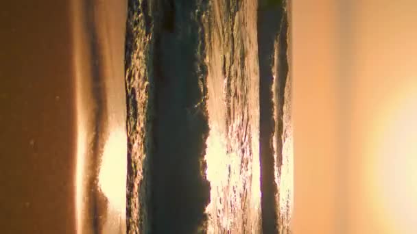 Красивий Пляж Пінистими Хвилями Дивовижному Літньому Сході Сонця Вертикальний Вид — стокове відео