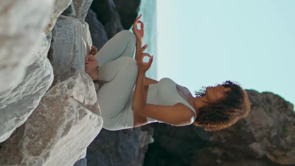 Mulher Serena Meditando Lótus Posar Pedra Sentada Bela Praia Ursa — Vídeo de Stock