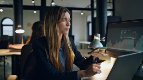 Gestresste Mitarbeiter Hören Spät Auf Arbeiten Überwältigte Geschäftsfrau Denken Problemlösung — Stockvideo