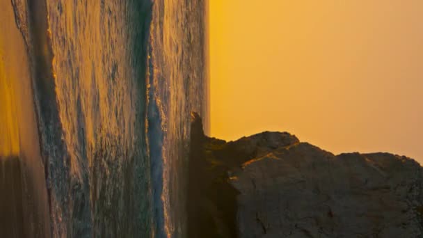 Steinklippen Portugal Ursa Strand Steigt Über Wasseroberfläche Sommer Morgen Vertikal — Stockvideo