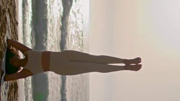Dikey Afro Amerikalı Kadın Gün Doğumunda Deniz Kıyısında Yoga Pozu — Stok video