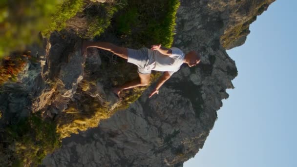 Мужчина Практикует Йогу Асану Потрясающем Обрыве Сосредоточенные Спортивные Упражнения Выполняющие — стоковое видео