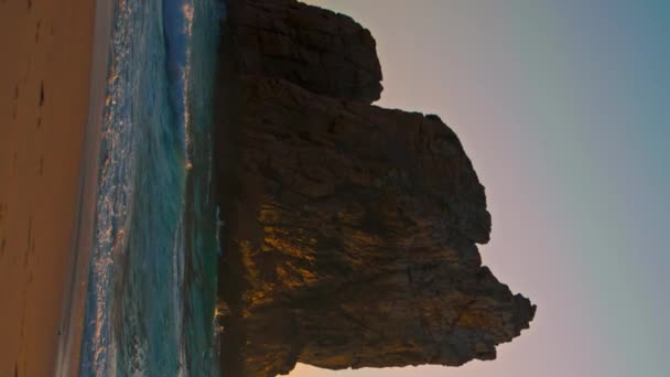 Hermosa Playa Ursa Con Rocas Altas Sobre Superficie Del Océano — Vídeos de Stock