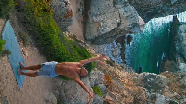 수행자가아 사나를 연습하는 모습은 놀랍습니다 선수가 아름다운 해변에서 머리를 있도록 — 비디오