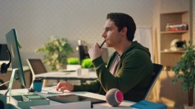 Modern ofiste bilgisayar ekranı izleyen dalgın bir serbest yazar. Yakın plan grafik tasarımcısı Stylus 'u tutup ekolojik dairede fikir arıyor. İnsan tasarım stüdyosunda tablet kullanarak yeni bir konsept yaratıyor 