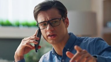 Ofiste cep telefonundan konuşan ciddi bir serbest yazar. Başarılı bir iş adamı modern iş yerinde tek başına akıllı telefon görüşmesi yapıyor. Gözlük yöneticisi kabinede otururken telefonu arıyor.